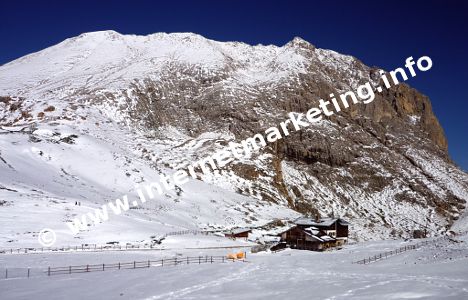 Plattkofelhütte (2.300 m) am Fuße des Plattkofels (2.954 m) in der Langkofelgruppe (Foto: Volker).