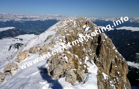 Blick vom mittleren Plattkofel Gipfel zum NW Gipfel (Foto: Volker).