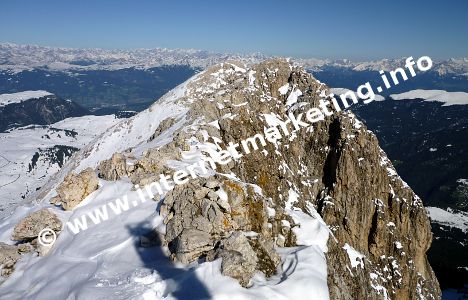 Veduta della Cima NO dalla vetta centrale del Sassopiatto (Foto: Volker).