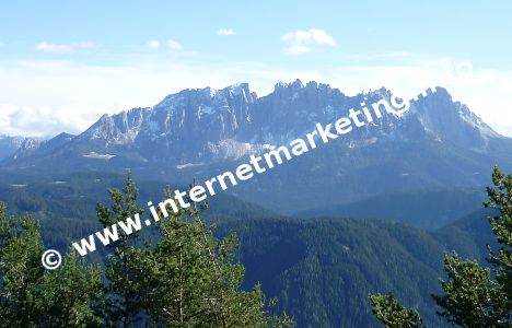 Vista del Latemar dalla cima del Monte Balzo (1.834 m) nel Parco Naturale dello Sciliar – Catinaccio in Alto Adige (Foto: Volker).