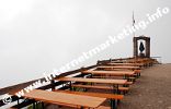 Aussichtsterrase der Kölner Hütte im Rosengarten im Nebel (Foto: R. Jakubowski).