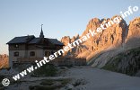 Rifugio Preuss (2.246 m) nel Gruppo del Catinaccio davanti ai (Foto: R. Jakubowski)