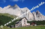 Rifugio Stella Alpina (2.044 m) davanti alla parete est della Cima del Catinaccio (3.002 m) e alle Torri del Vajolet nel Gruppo del Catinaccio (Foto: R. Jakubowski)