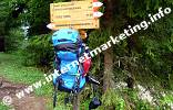 Wanderrucksack und Wegweiser in der Wolfsgrube bei Welschnofen in Südtirol (Foto: Volker).