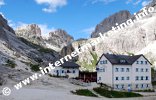 Rifugio Vajolet (2.246 m) sotto la Cima Vajolet (a sn, 2.749 m) e il Catinaccio d’Antermoia (a ds, 3.002 m) nel Catinaccio (Foto: R. Jakubowski)