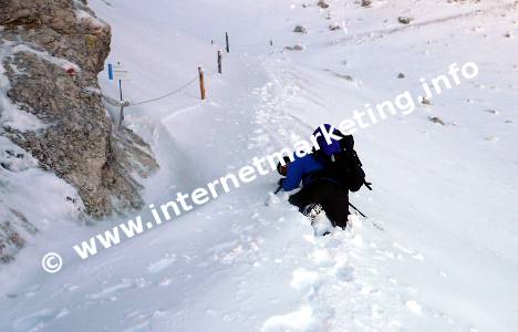 Arrampicata al Passo Principe (2.601 m) nella neve fresca (Foto: Volker).