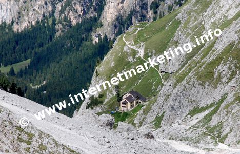 Rifugio Bergamo (2.134 m) nel Catinaccio (Foto: R. Jakubowski)