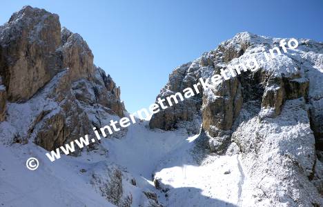 Vista del Passo Principe (2.601 m) dalla Conca del Principe nel Gruppo del Catinaccio (Foto: Volker).