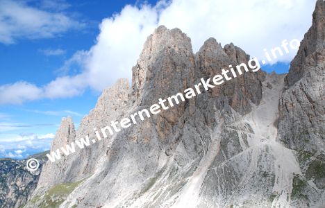 Grasleitenspitzen und Molignonpass (re., 2.604 m) im Rosengarten (Foto: R. Jakubowski).