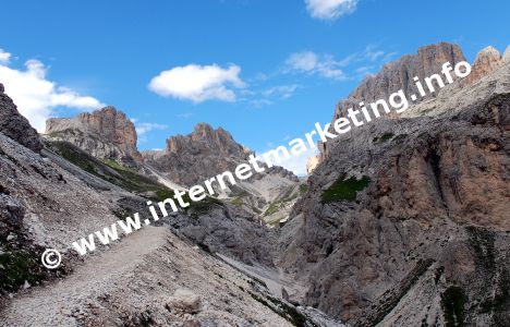 Veduta dal Rifugio Vajolet (2.246) sul Passo Principe (2.601 m) con il Catinaccio d’Antermoia (3.002 m) a destra (Foto: R. Jakubowski)