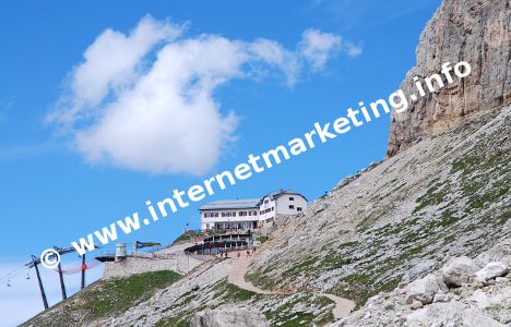 Rifugio Fronza alle Coronelle (2.339 m) nel Catinaccio (Foto: R. Jakubowski)