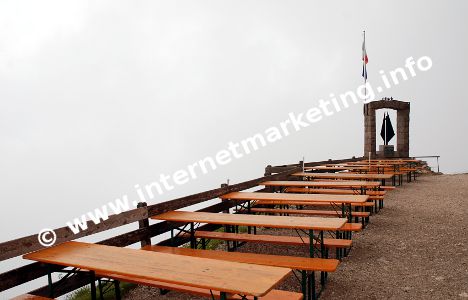 Aussichtsterrase der Kölner Hütte im Rosengarten im Nebel (Foto: R. Jakubowski).