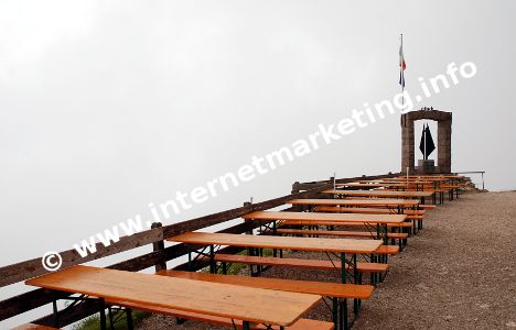 Terrazza panoramica del Rifugio Fronza alle Coronelle nel Catinaccio immerso nella nebbia (Foto: R. Jakubowski)