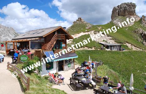 Rifugio Pederiva (2.276 m) davanti alla Sella del Ciampaz (Cima Ciampaz) (a ds, 2.316 m) nel Catinaccio (Foto: R. Jakubowski)