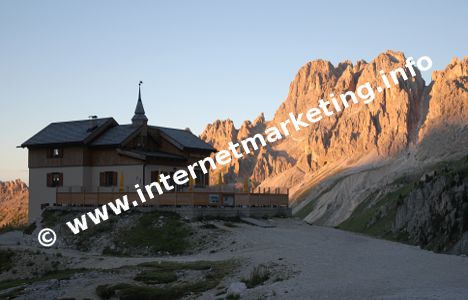 Rifugio Preuss (2.246 m) nel Gruppo del Catinaccio davanti ai (Foto: R. Jakubowski)