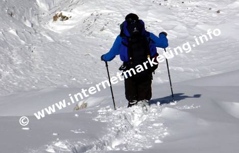 Attraverso la neve fresca verso il Rifugio dell’Alpe di Tires (2.440 m) nel Gruppo del Catinaccio (Foto: Volker).