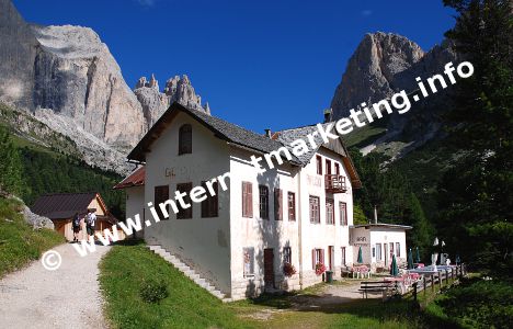 Rifugio Catinaccio (1.960 m) all’ingresso della Valle del Vajolet nel Catinaccio (Foto: R. Jakubowski)