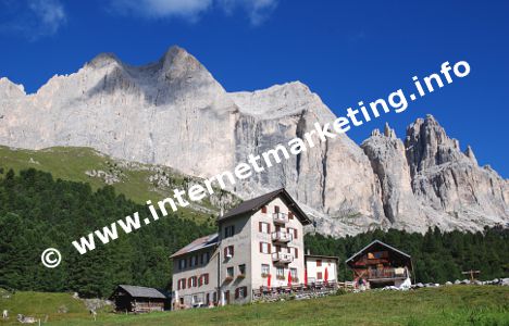 Rifugio Stella Alpina (2.044 m) vor der Ostwand der Rosengartenspitze (2.981 m) und Vajolettürmen in der Rosengartengruppe (Foto: R. Jakubowski).