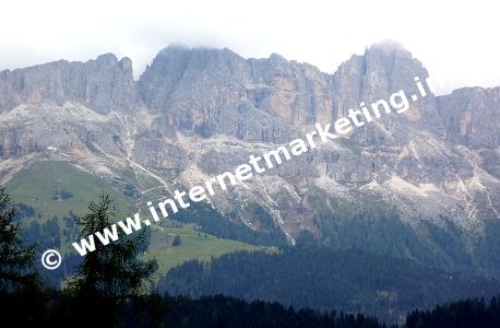 Veduta panoramica del Gruppo del Catinaccio con il Rifugio Fronza alle Coronelle (Foto: Volker).