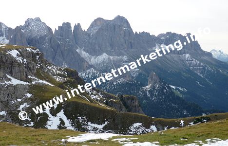 Vista del Gruppo del Catinaccio dal monte Sella Cavaccio (2.070 m) nel Massiccio dello Sciliar  (Foto: Volker).