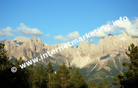 Kesselkogel (3.002 m), Tschaminspitze (2.750 m), Vajolettürme und Rosengartenspitze (2.981 m) in der Rosengartengruppe (Foto: R. Jakubowski).