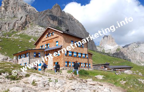 Rifugio Roda di Vael (2.283 m) nel Catinaccio (Foto: R. Jakubowski)