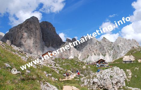 Rotwandhütte (2.283 m) und Pederivahütte (2.276 m) im Rosengarten (Foto: R. Jakubowski).