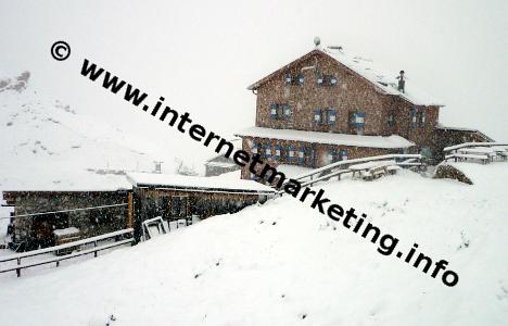 Rotwandhütte (2.283 m) in der Rosengartengruppe (Foto: Volker).