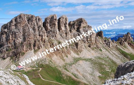 Tierser Alpl Hütte (2.440 m) unterhalb der Rosszähne (Foto: R. Jakubowski).