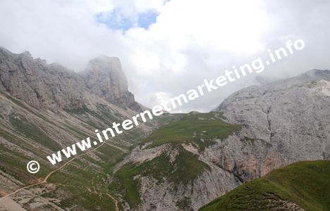 Tierser Alpl Joch (2.440 m) im Rosengarten in den Dolomiten (Foto: R. Jakubowski).