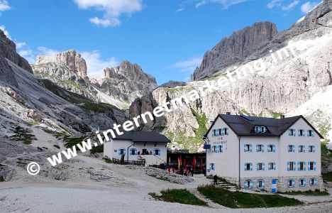 Vajolethütte (2.246 m) unterhalb von Vajoletspitze (li., 2.749 m) und Kesselkogel (re., 3.002 m) im Rosengarten (Foto: R. Jakubowski).