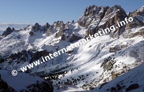 Valle del Vajolet con Rifugio Vajolet e Rifugio Preuss (2.243 m) nel Gruppo del Catinaccio (Foto: Volker)