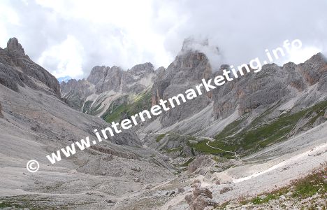 Blick vom Grasleitenpass (2.601 m) ins Vajolettal im Rosengarten (Foto: R. Jakubowski).