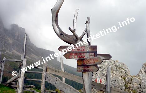 Segnavia sul percorso che conduce al Rifugio Fronza alle Coronelle (Foto: Volker).