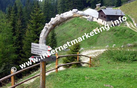 Wegweiser am Sagenweg Richtung Nigerpass unterhalb der Rosengartengruppe (Foto: Volker).