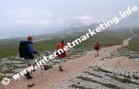 Wanderweg Nr. 4 (Via Alpina) auf der Schlernalm (Foto: R. Jakubowski).