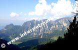 Monte Balzo (1.834 m) e Monte Nicola (2.128 m), Testoni di Lavina Bianca (Cima delle pecore) (2.183 m) e Cima di Mezzodì (2.187 m) nel Parco Naturale Sciliar – Catinaccio (Foto: Volker).