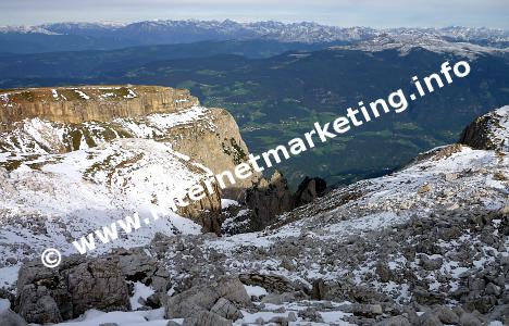 Blick vom Schlern ins Eisacktal in Südtirol (Foto: Volker).