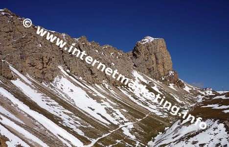 Grande Dente di Terra Rossa (2.655 m) e Rifugio dell’Alpe di Tires (2.440 m) nel Massiccio dello Sciliar (Foto: Volker).