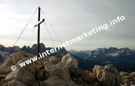 Croce sulla vetta del Monte Pez (Petz, 2.563 m) sullo Sciliar in Alto Adige (Foto: Volker).
