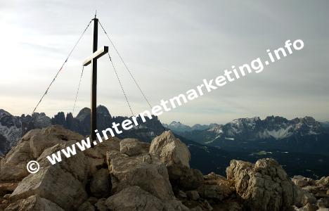 Gipfelkreuz des Monte Pez (Petz, 2.563 m ) am Schlern in Südtirol (Foto: Volker).