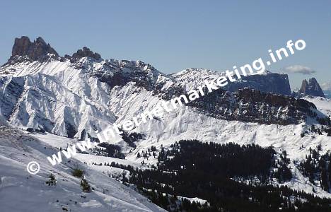 Roßzähne und Mahlknechtpolen mit Schlern im Hintergrund (Foto: Volker).