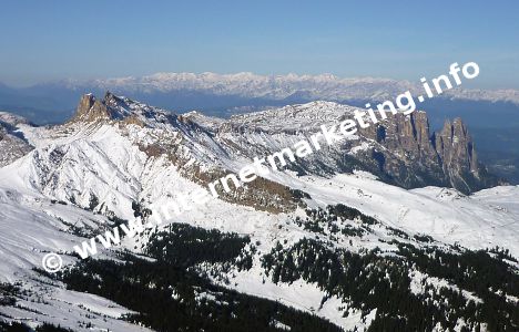 Schlern mit Mahlknecht Polen, Roßzähne, Roterd Spitz, Petz, Burgstall, Euringer- und Santnerspitze (Foto: Volker).