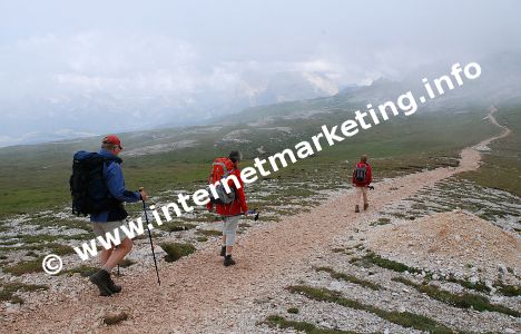 Wanderweg Nr. 4 (Via Alpina) auf der Schlernalm (Foto: R. Jakubowski).