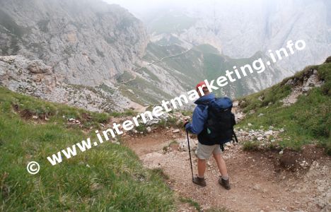 Abstieg von den Schlernhöhen Richtung Tierser Alpl Joch (2.440 m) (Foto: R. Jakubowski).