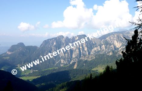 Völsegg Spitze (1.834 m) sowie Nigglberg (2.128 m), Schafköpfe (2.183 m) und Mittagskofel (2.187) im Naturpark Schlern - Rosengarten (Foto: Volker).