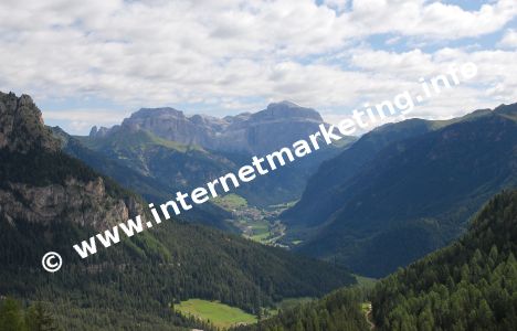 Val di Fassa con Campitello di Fassa e il Gruppo del Sella nel Trentino (Foto: R. Jakubowski)