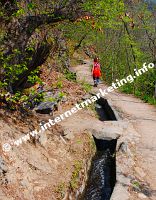 Wandern neben dam Wasser am Algunder Waalweg (Foto: R. Jakubowski).