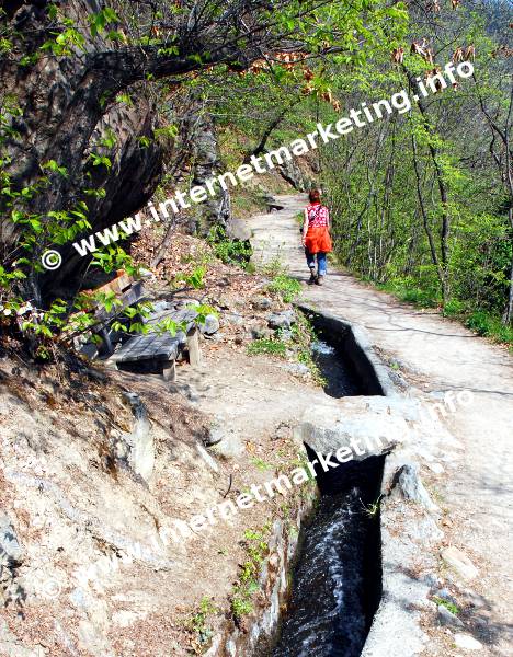 Wandern neben dam Wasser am Algunder Waalweg (Foto: R. Jakubowski).