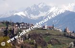 Dorf Tirol und Brunnenburg und Sarntaler Alpen im Hintergrund (Foto: R. Jakubowski).